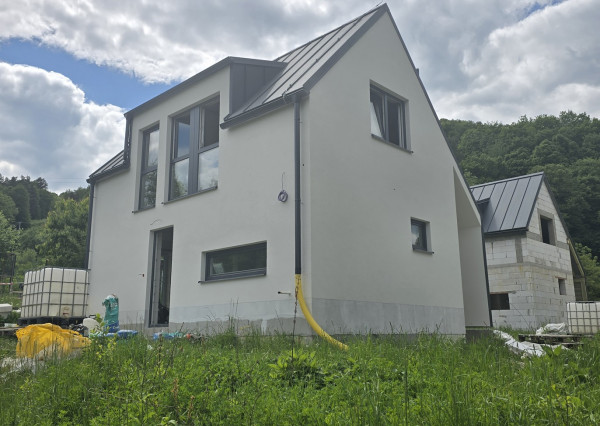 DVOJPODLAŽNÝ  RD  S POZEMKOM V BLÍZKOSTI LESA