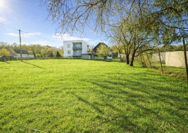 POZEMOK PRE RD - kombinácia súkromia a dostupnosti - PÚCHOV